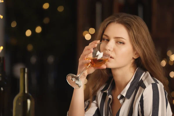 Uma jovem que bebe vinho no bar. Problema do alcoolismo — Fotografia de Stock