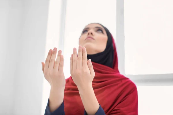 Junge Muslimische Frau Betet Drinnen — Stockfoto