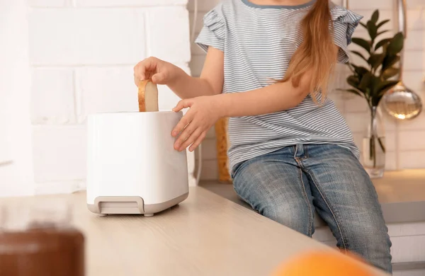 Gadis kecil memanggang roti di rumah — Stok Foto