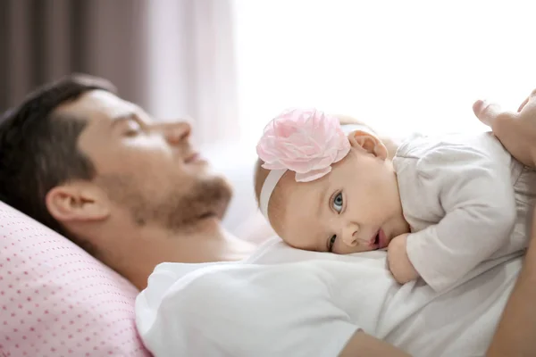 Young father and his baby on bed at home — Stock Photo, Image