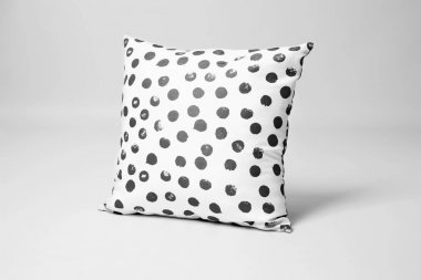 Açık renkli yumuşak dekoratif yastık