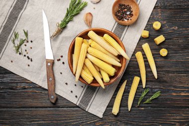 Ahşap arka plan üzerinde taze genç bebek Mısır ile kompozisyon