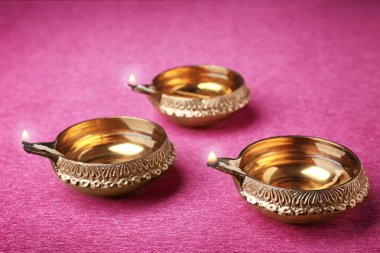 Diwali diyas veya kil lambalar renk arka plan üzerinde