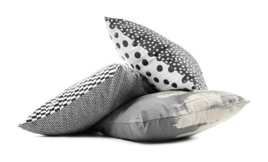 Beyaz arka plan üzerinde yumuşak dekoratif yastıklar