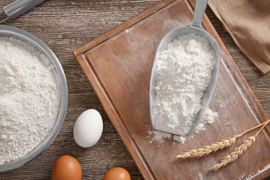 Ahşap arka plan, üstten görünüm üzerinde buğday unu ile kompozisyon