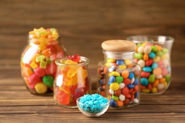 Sprinkles ve ahşap arka plan üzerinde renkli şekerler Züccaciye Mağazaları