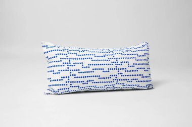 Açık renkli yumuşak dekoratif yastık