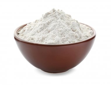 Beyaz arka plan üzerinde buğday unu ile kase