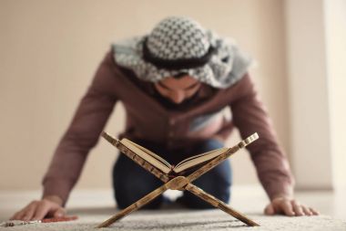 Genç Müslüman adam dua, kapalı