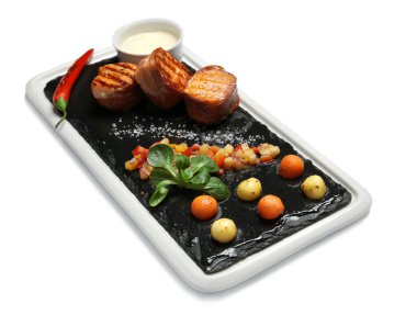 Beyaz zemin üzerine pastırma ve sebze salsa kayrak plaka lezzetli ızgara somon ile sarılı