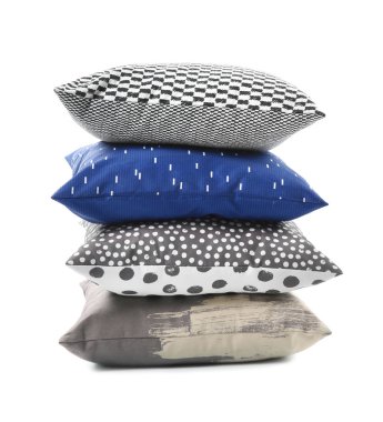 Beyaz arka plan üzerinde yumuşak dekoratif yastıklar