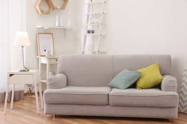 Oda iç zarif masa lambası ve rahat kanepe