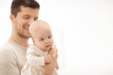 Genç baba bebek beyaz arka plan üzerinde