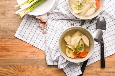 Kase lezzetli suyu ve masada köfte ile