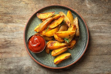 Lezzetli patates dilimleri ve domates sosu tablo ile plaka