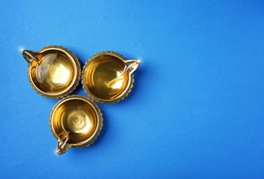 Diwali diyas veya kil lambalar renk arka plan üzerinde