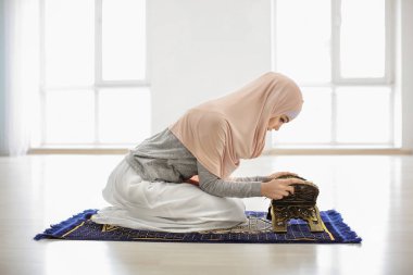 Genç Müslüman kadın kapalı Kur'an okuma