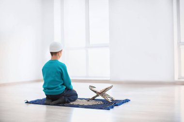 Dua, kapalı küçük Müslüman çocuk