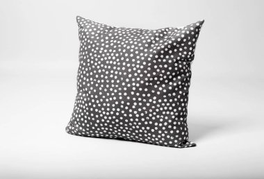 Açık renkli yumuşak dekoratif yastık