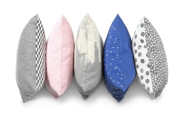 Beyaz arka plan üzerinde yumuşak dekoratif yastıklar