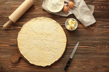 Kruvasan ve malzemeler tablo için çiğ hamur