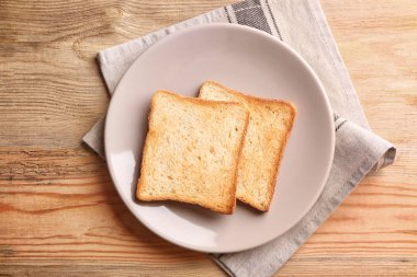 Ahşap masa lezzetli kızarmış ekmek ile plaka