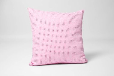 Açık renkli yumuşak dekoratif yastık