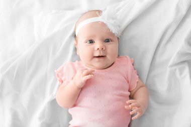 Yatakta uzanmış, güzel bir bebek.