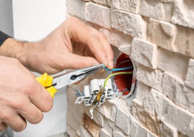 Elektrikçi tuğla duvar soketi tamiri