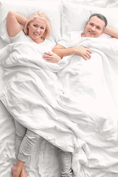 Äldre par i sängen tillsammans, ovanifrån — Stockfoto