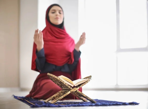 年轻穆斯林妇女祈祷 — 图库照片