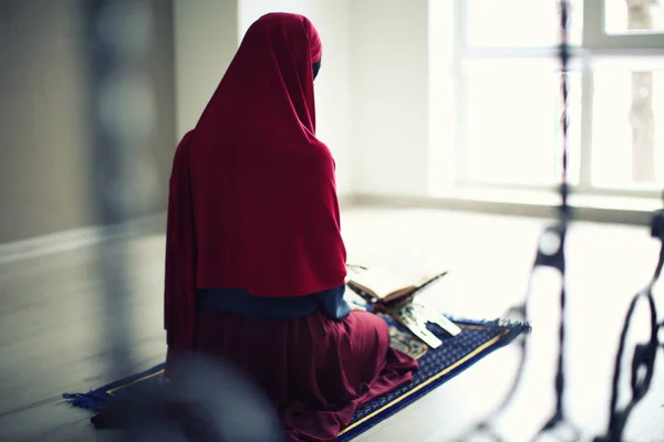 祈っていると 屋内で若いイスラム教徒の女性 — ストック写真