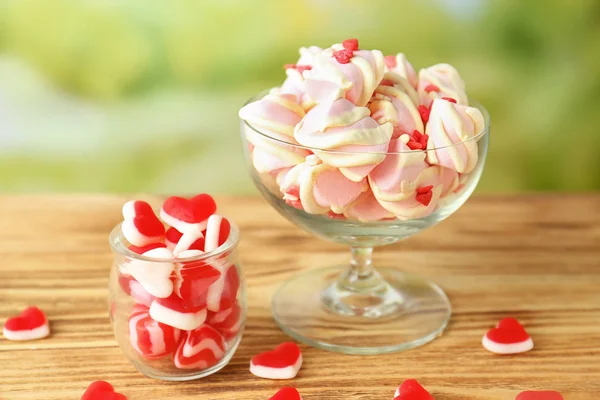 Vetreria con caramelle colorate su sfondo sfocato — Foto Stock