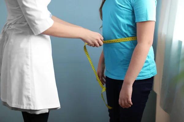 Doktor měření obézní dívka v klinice — Stock fotografie