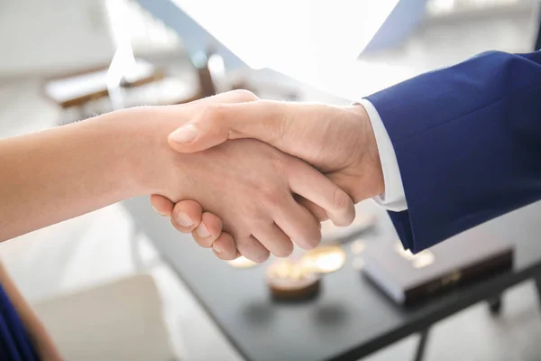Advogado apertando as mãos com o cliente no escritório, close-up — Fotografia de Stock