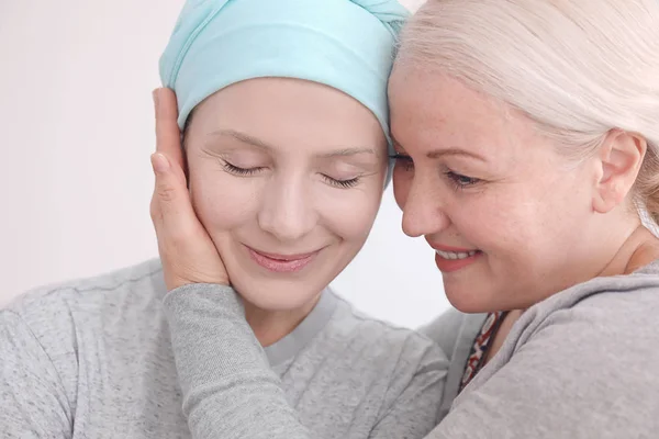 Mujer madura visitando a su hija con cáncer en interiores — Foto de Stock
