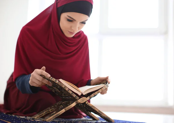 Unga Muslimska Kvinnan Läsa Koranen Inomhus — Stockfoto