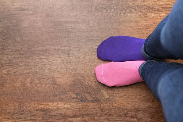 Žena v různých ponožky uvnitř — Stock fotografie