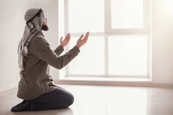 Pemuda Muslim berdoa, di dalam ruangan — Stok Foto