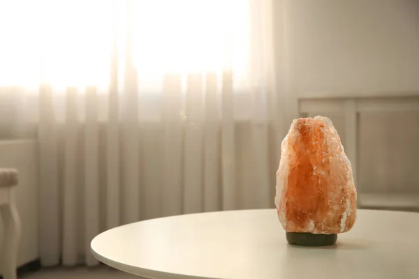 Himalaya zout lamp op tafel binnenshuis — Stockfoto