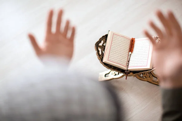 Jovem muçulmano rezando, dentro de casa — Fotografia de Stock