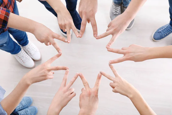 Jóvenes poniendo las manos juntas como símbolo de unidad — Foto de Stock