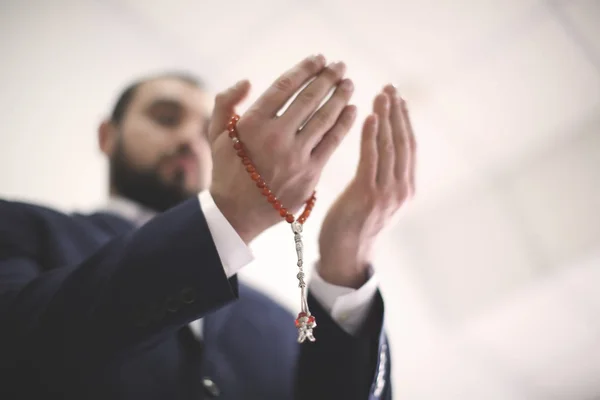 Fiatal muzulmán ember imádkozott, beltéri — Stock Fotó