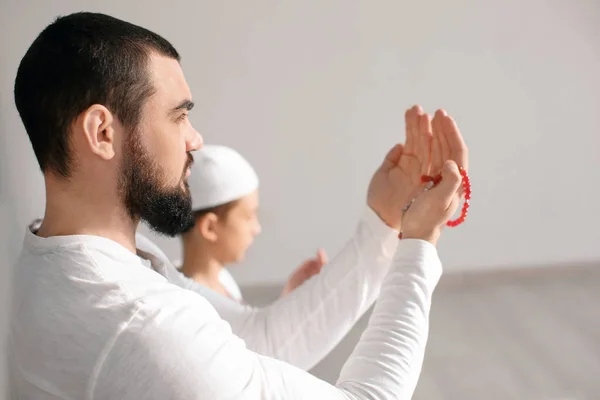 Müslüman baba ve oğul dua birlikte, kapalı — Stok fotoğraf