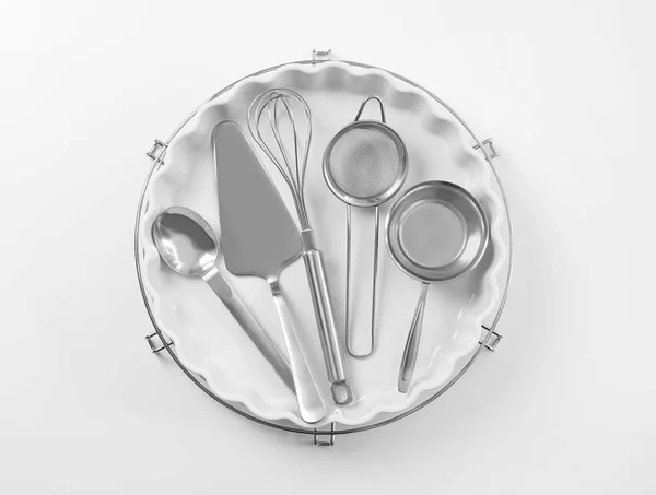 Set di utensili da cucina su sfondo bianco. Corsi di cucina master — Foto Stock