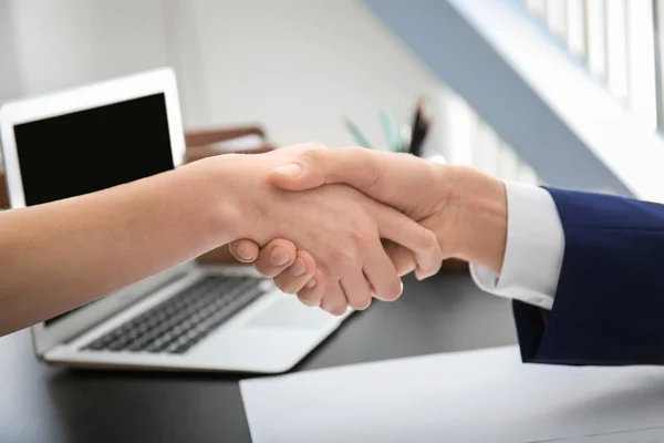 Abogado estrechando la mano con el cliente en la oficina, de cerca — Foto de Stock