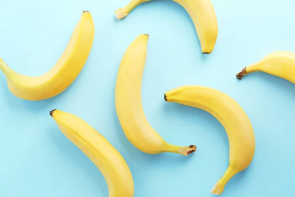 Yummy стиглі банани на кольоровому фоні — стокове фото
