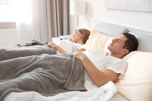 Pareja Joven Durmiendo Cama Casa —  Fotos de Stock