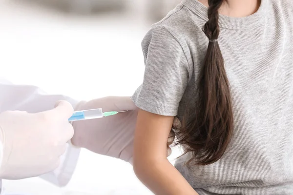 Dla dzieci lekarz szczepienia dziewczynka w szpitalu — Zdjęcie stockowe