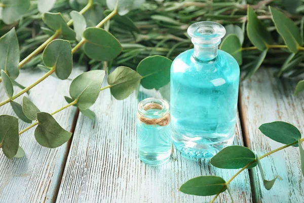 Flaskor med parfymolja på bord — Stockfoto